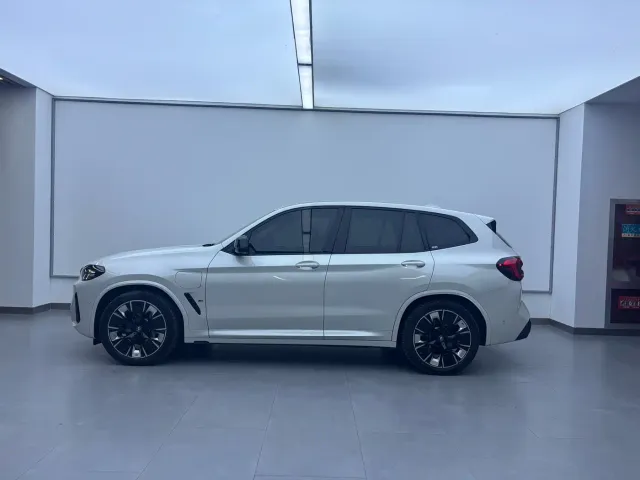 BMW iX3 — Фото автомобиля 2