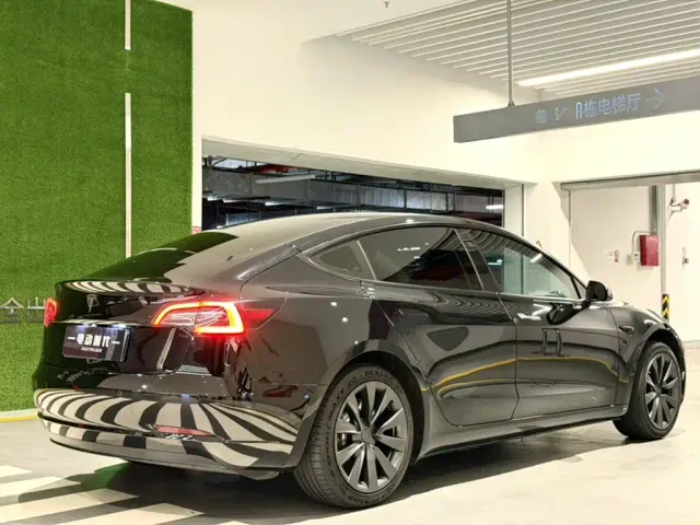 Tesla Model 3 — Фото автомобиля 16