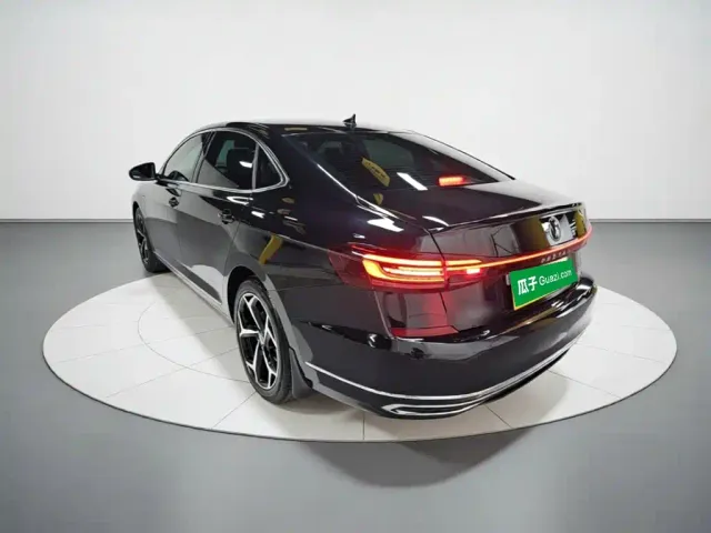 Volkswagen Passat 2025 Outstanding 380TSI Starlight Dragon Soaring Edition — Фото автомобиля 4