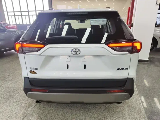 Toyota RAV4 — Фото автомобиля 3