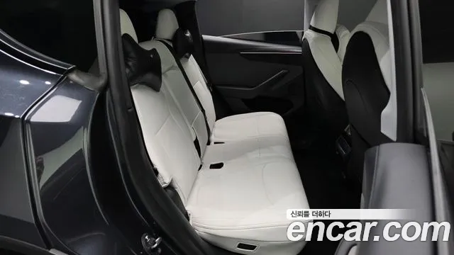 Tesla Model Y — Фото автомобиля 16