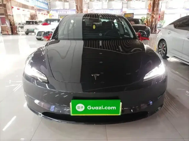 Tesla Model 3 — Фото автомобиля 2