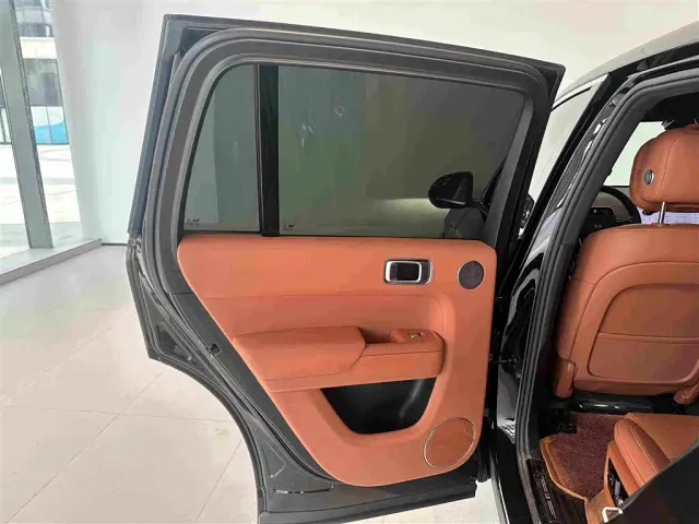Li Auto L8 — Фото автомобиля 11