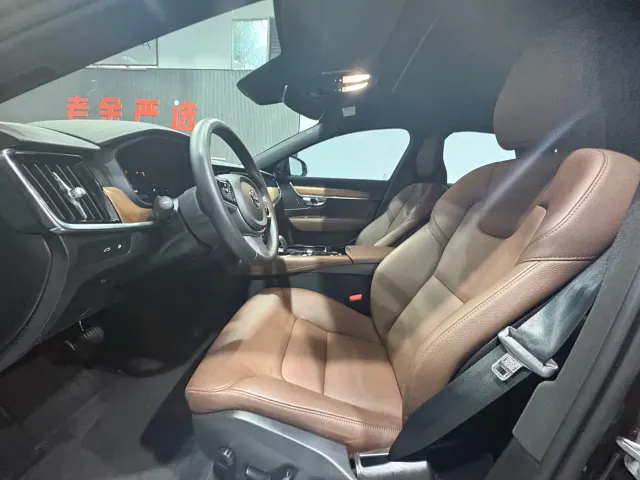 Volvo S90 — Фото автомобиля 4
