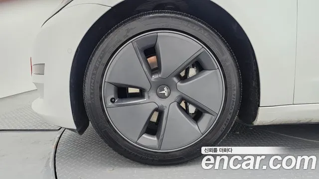 Tesla Model 3 — Фото автомобиля 5