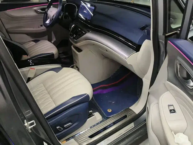 Roewe iMAX8 — Фото автомобиля 13