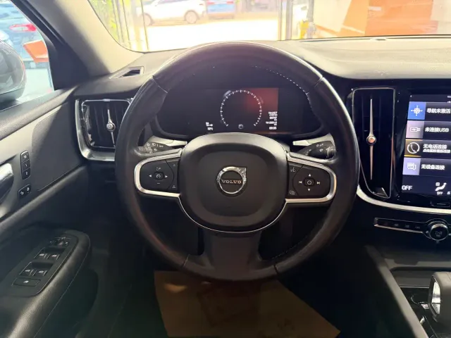 Volvo S60 — Фото автомобиля 9