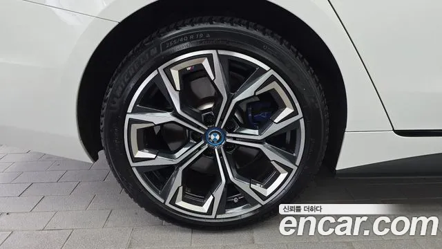 BMW i4 — Фото автомобиля 5