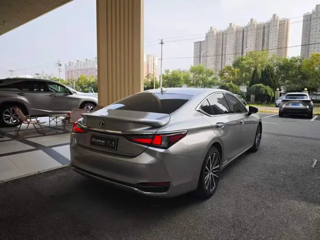 Lexus ES — Фото автомобиля 18