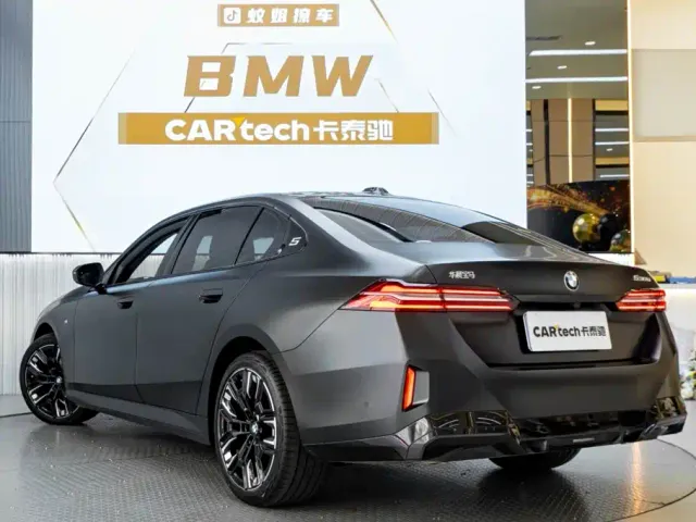 BMW BMW 5 Series 2026 BMW 530Li Year of the Horse Edition — Фото автомобиля 6