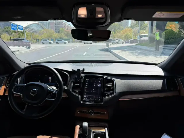 Volvo XC90 — Фото автомобиля 9
