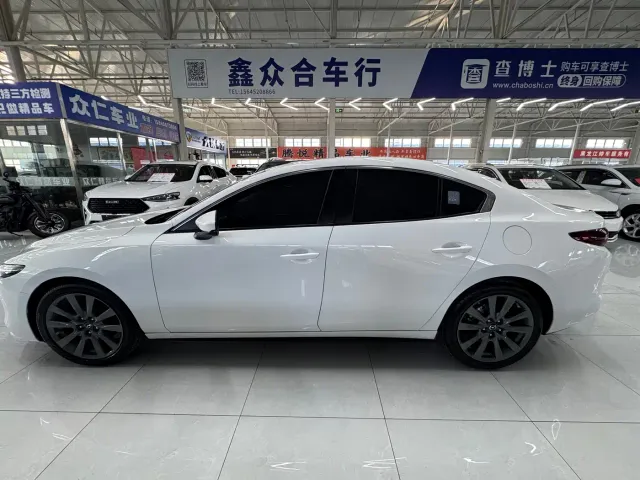 Mazda Axela — Фото автомобиля 11