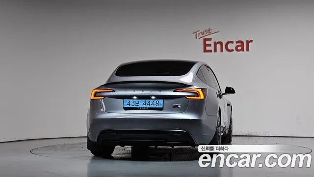 Tesla Model 3 — Фото автомобиля 4