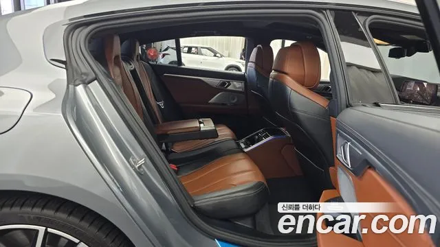 BMW 8 Series G15 — Фото автомобиля 17