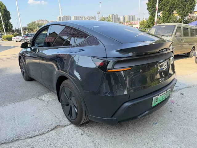 Tesla Model Y — Фото автомобиля 8