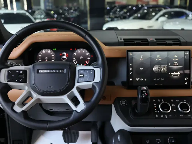 Land Rover Defender — Фото автомобиля 11
