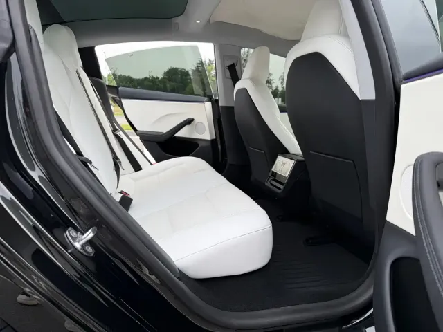 Tesla Model 3 — Фото автомобиля 12