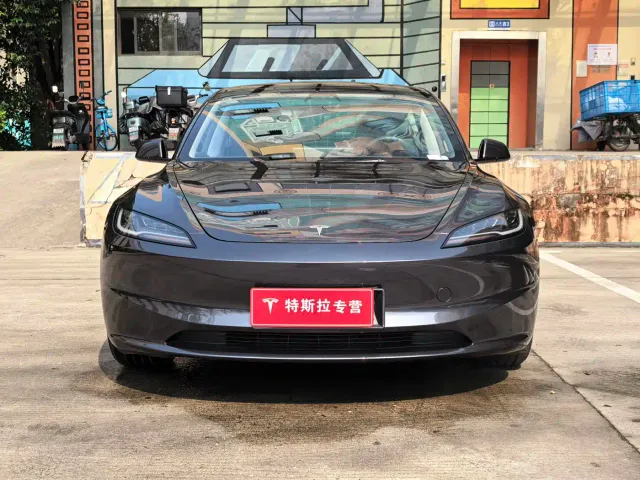 Tesla Model 3 — Фото автомобиля 2