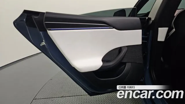 Tesla Model S — Фото автомобиля 14