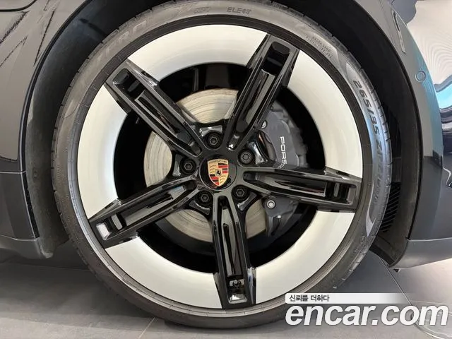 Porsche Taycan — Фото автомобиля 5