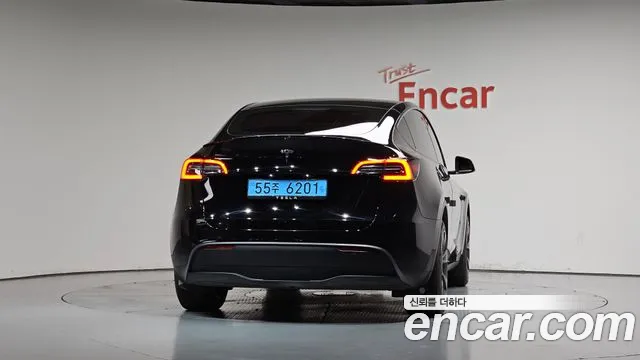 Tesla Model Y — Фото автомобиля 4