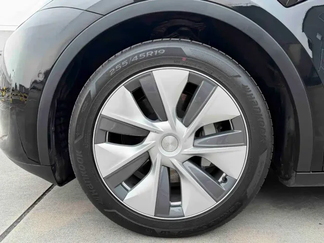 Tesla Model Y — Фото автомобиля 13