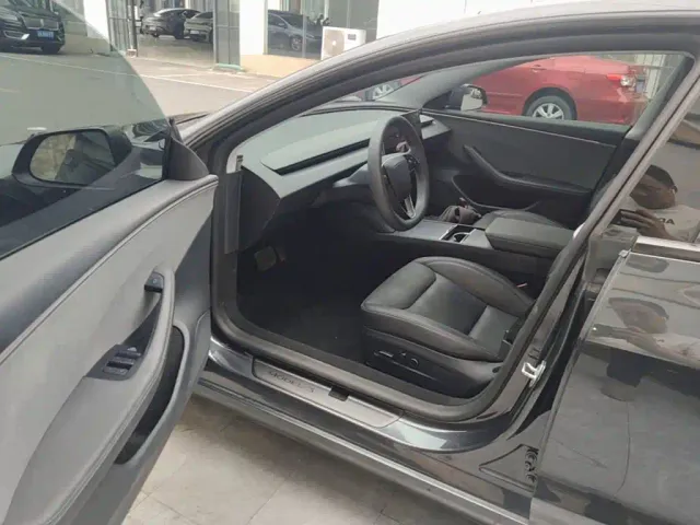 Tesla Model 3 — Фото автомобиля 15