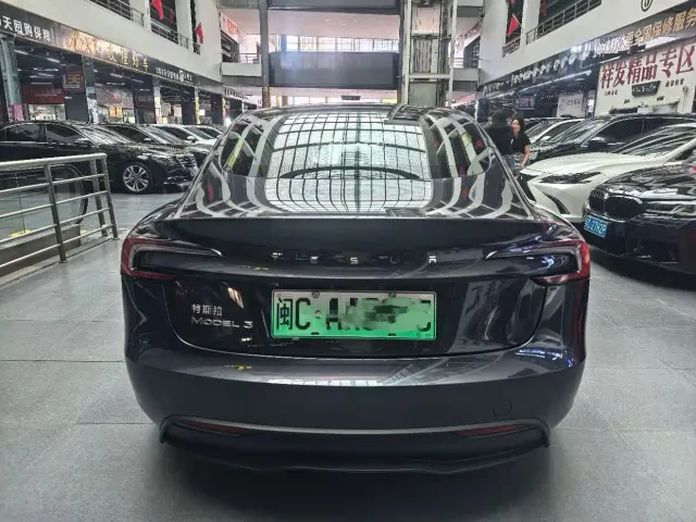 Tesla Model 3 — Фото автомобиля 8