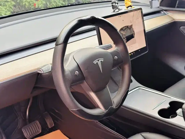 Tesla Model Y — Фото автомобиля 3