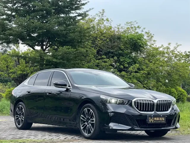 BMW 5 Series — Фото автомобиля 3