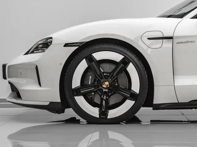 Porsche Taycan — Фото автомобиля 7
