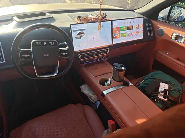 Li Auto L8 — Фото автомобиля 12
