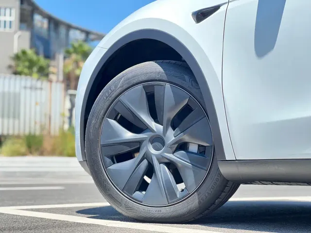 Tesla Model Y — Фото автомобиля 13