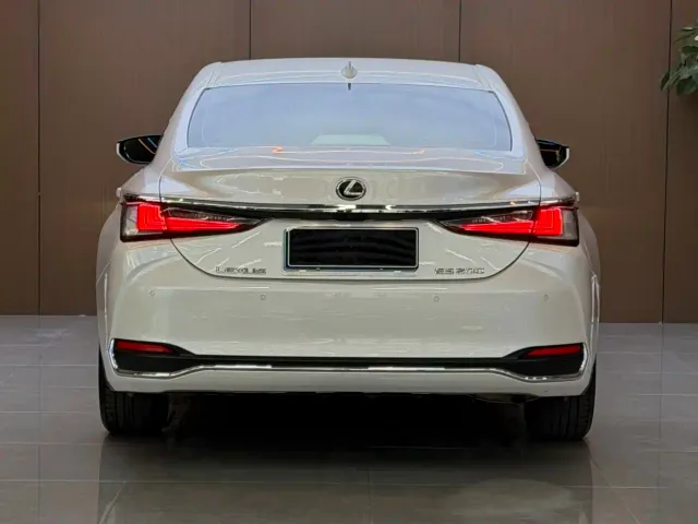 Lexus ES — Фото автомобиля 17