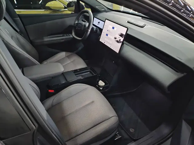 Lynk & Co Z20 — Фото автомобиля 10