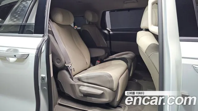 Kia Carnival Generation 4 — Фото автомобиля 11