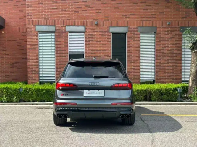 Audi SQ7 — Фото автомобиля 23