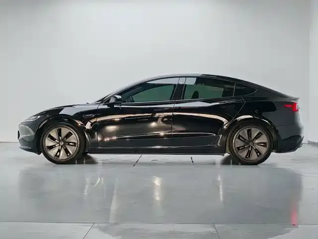 Tesla Model 3 — Фото автомобиля 10