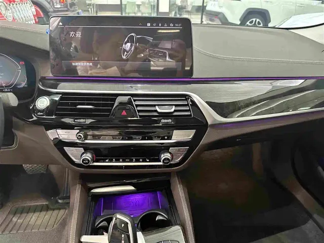 BMW 5 Series — Фото автомобиля 10