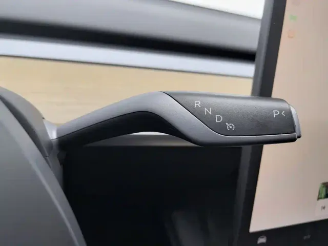 Tesla Model Y — Фото автомобиля 13