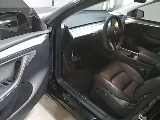 Tesla Model Y — Фото автомобиля 15