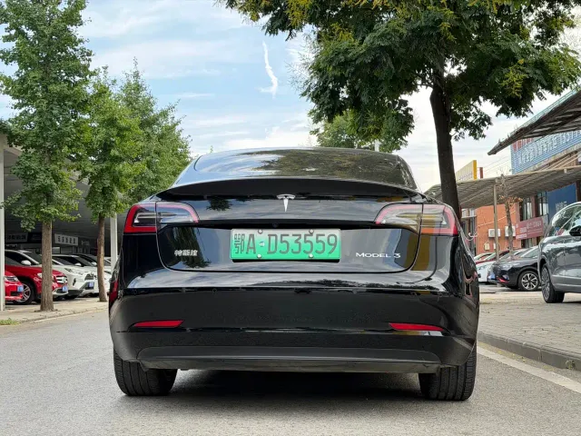 Tesla Model 3 — Фото автомобиля 5