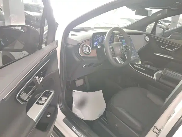 Mercedes-Benz EQE SUV — Фото автомобиля 15