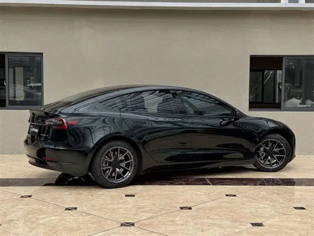 Tesla Model 3 — Фото автомобиля 11