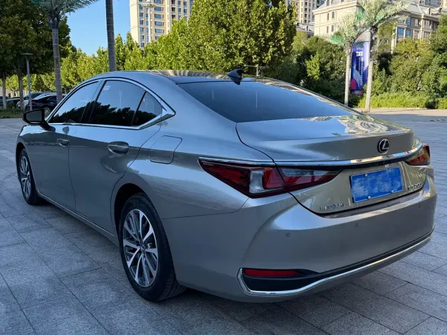 Lexus ES — Фото автомобиля 4