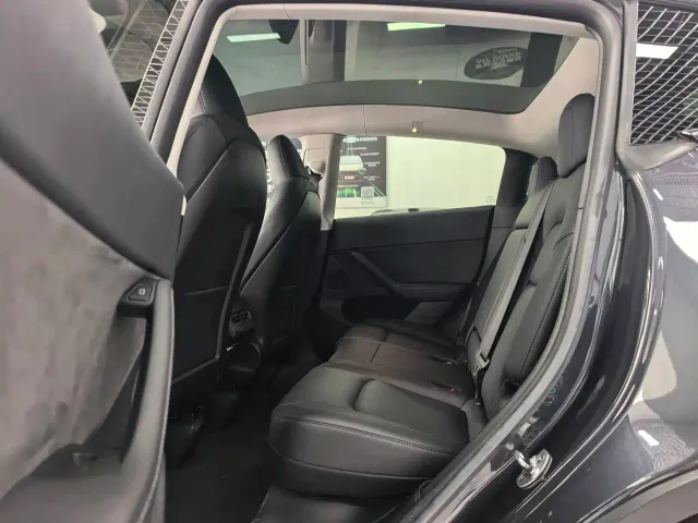 Tesla Model Y — Фото автомобиля 12