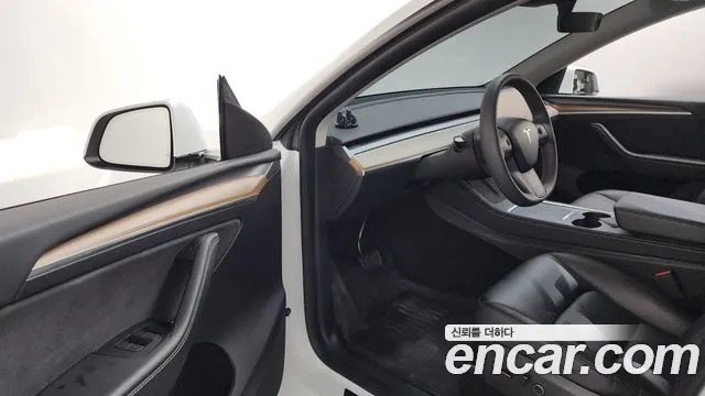 Tesla Model Y — Фото автомобиля 10