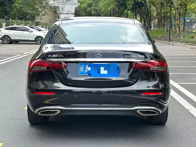 Mercedes-Benz E-Class — Фото автомобиля 3