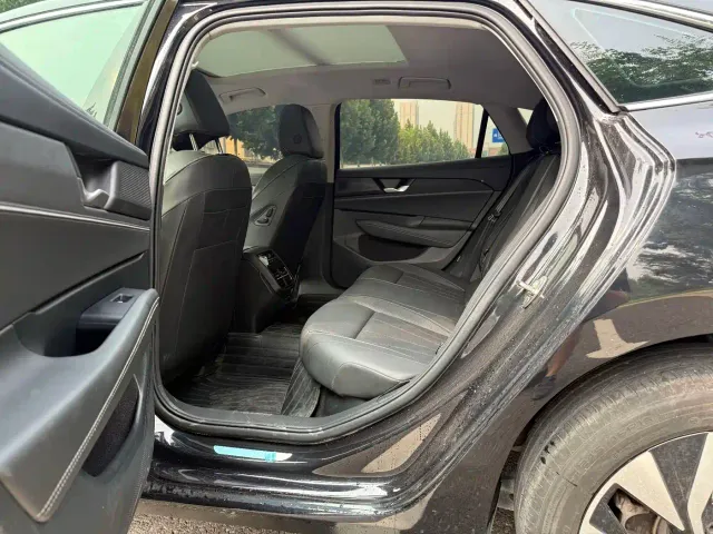 Volkswagen Passat 2025 Pro 380TSI Starlight Dragon Glory Edition — Фото автомобиля 6