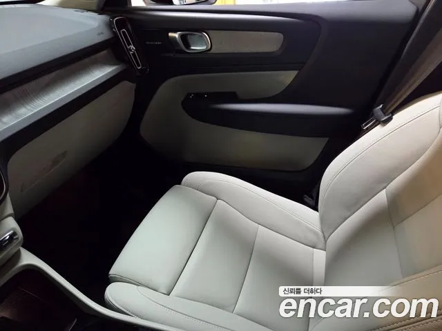 Volvo XC40 — Фото автомобиля 12
